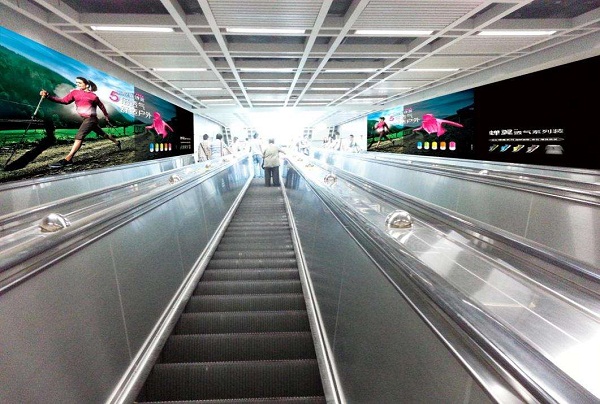 重庆地铁梯墙广告