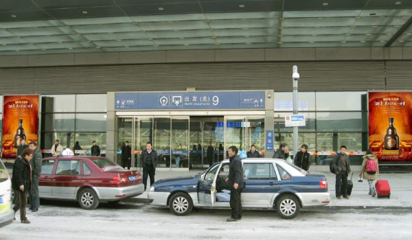 上海火车站进站大门两侧LED广告屏