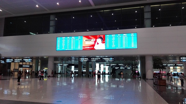 杭州东站候车厅LED广告屏