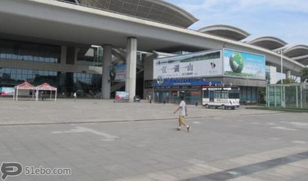 武汉站东出站口三面大牌广告投放案例