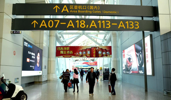 广州白云机场国内出发层挂旗广告投放案例