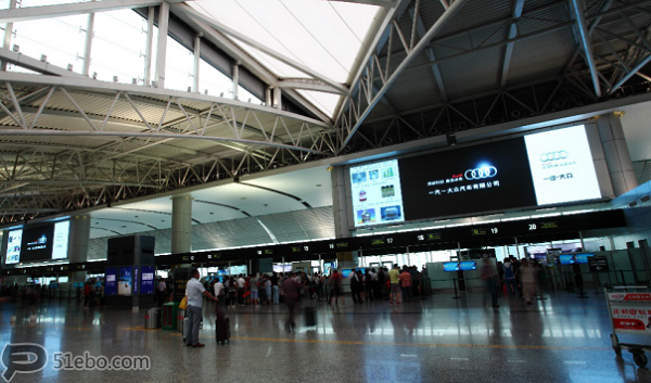 广州白云机场B区国内出发安检口上方LED广告投放案例