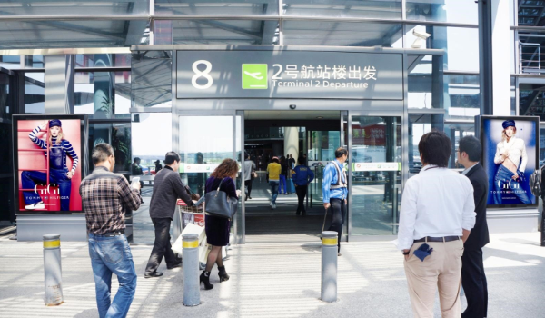 上海浦东机场出发区滚动灯箱广告投放案例