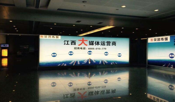 南昌昌北机场出站口落地灯箱广投放案例