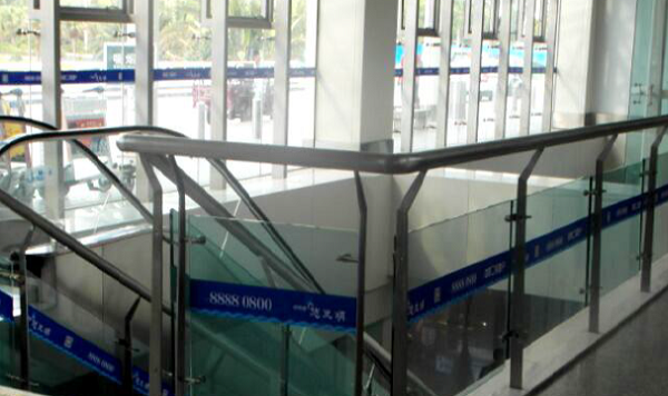 三亚凤凰机场玻璃防撞贴广告投放案例