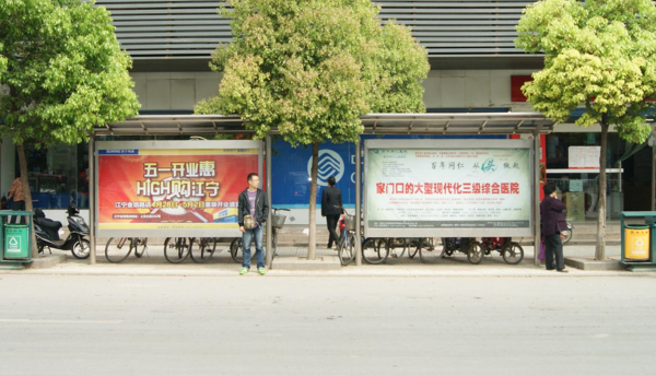 南京公交站台灯箱广告投放案例