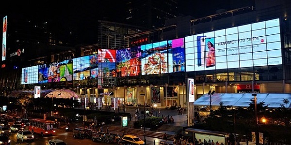 华为广告占据全球最大LED屏.jpg